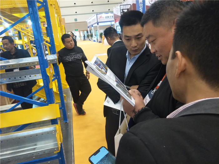 為客戶(hù)介紹貨架產(chǎn)品