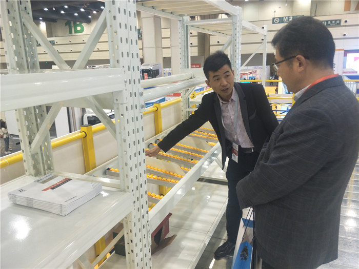 為客戶(hù)介紹中倉(cāng)貨架