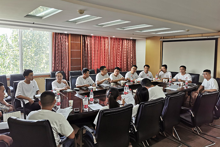 為提高公司凝聚力，安陽鼎諾貨架工廠特別為員工定制了團建紀念禮物